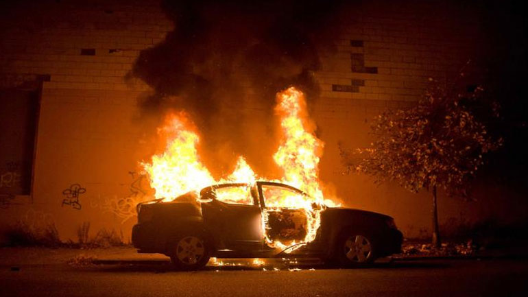 Κρήτη: Παρανάλωμα του πυρός τρία αυτοκίνητα